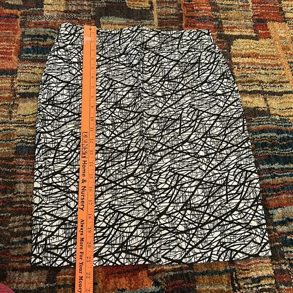 LISETTE Black and White Patterned Women's Pull-on Pencil Skirt -Size 6. - Picture 6 of 12
